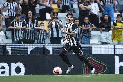 Cadu em ação pelo Atlético na Arena MRV