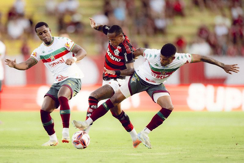Com garotos, Flamengo arranca empate contra a Portuguesa na estreia no Carioca