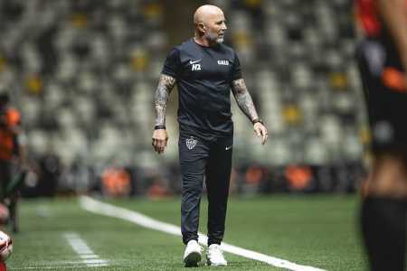 Técnico Jorge Sampaoli em jogo do Atlético na Arena MRV