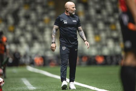 Técnico Jorge Sampaoli em jogo do Atlético na Arena MRV