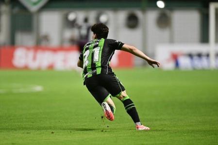 Eduardo Person comemora primeiro gol marcado com a camisa do América