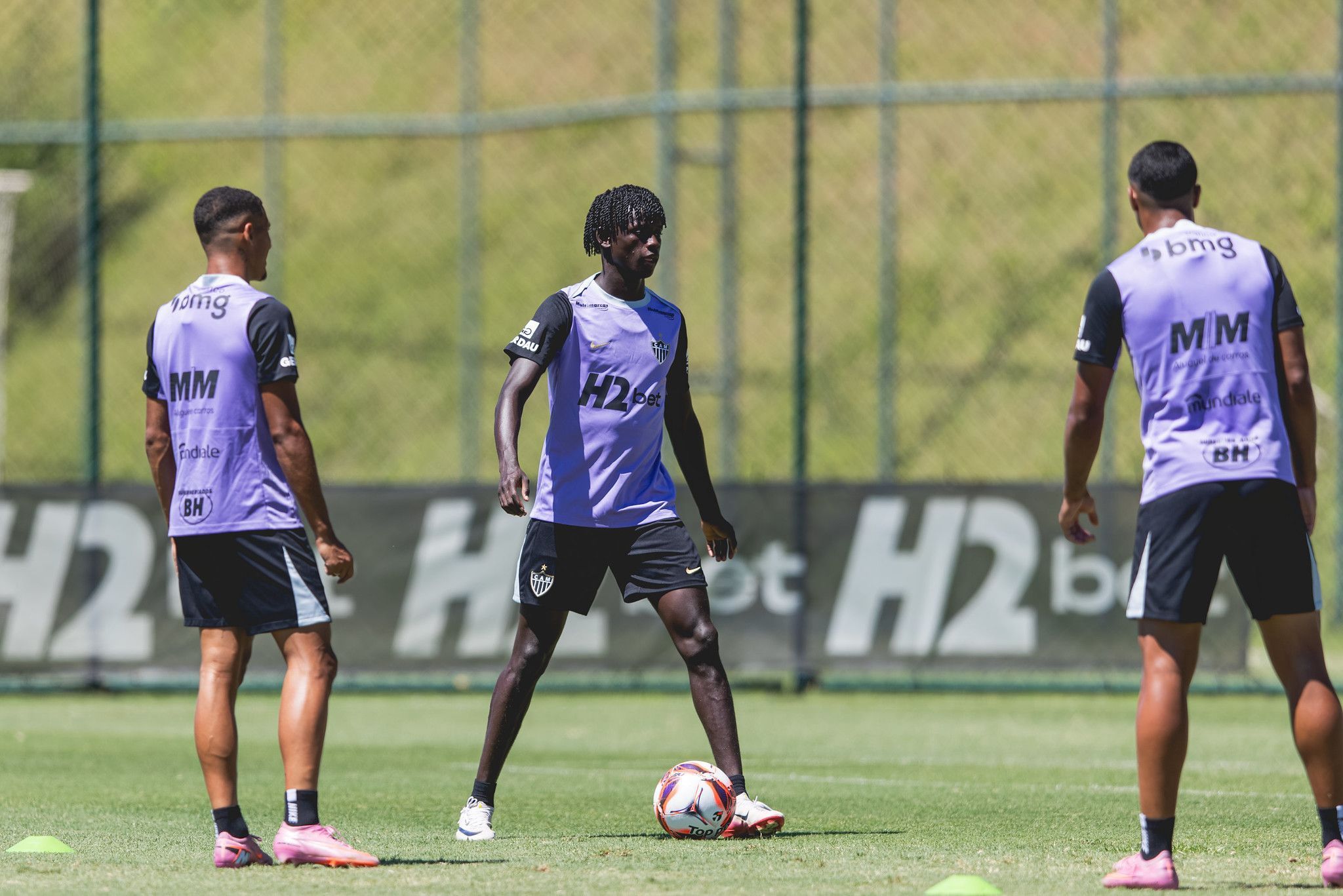 Sem Everson e 'estrelas', Atlético divulga lista de relacionados para duelo pelo Mineiro