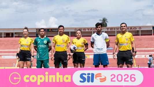 Capitães de Atlético-PI e Bahia posam para foto ao lado do quarteto de arbitragem