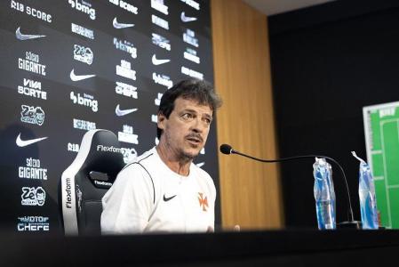 Fernando Diniz vai para a beira do campo diante do Maricá