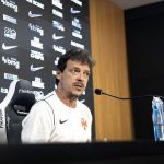 Fernando Diniz sai em defesa de jogador criticado pela torcida do Vasco