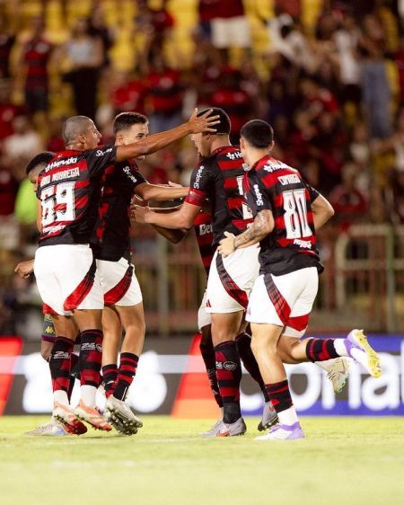 Com gol de Iago no último minuto, o Flamengo empatou com a Portuguesa no primeiro jogo no Carioca