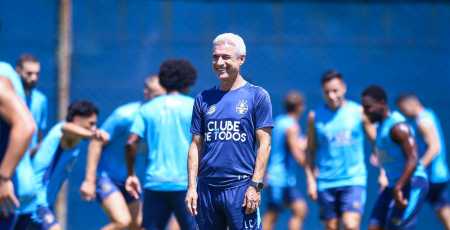 Luís Castro treina o Grêmio para sequência do Gauchão