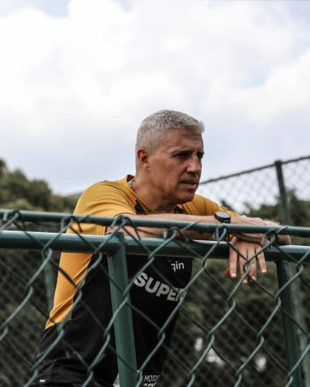 Hernán Crespo observa último treino do São Paulo antes do jogo contra o São Bernardo