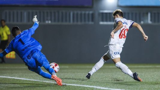 Atacante Dell aproveita rebote do goleiro e faz primeiro gol como profissional