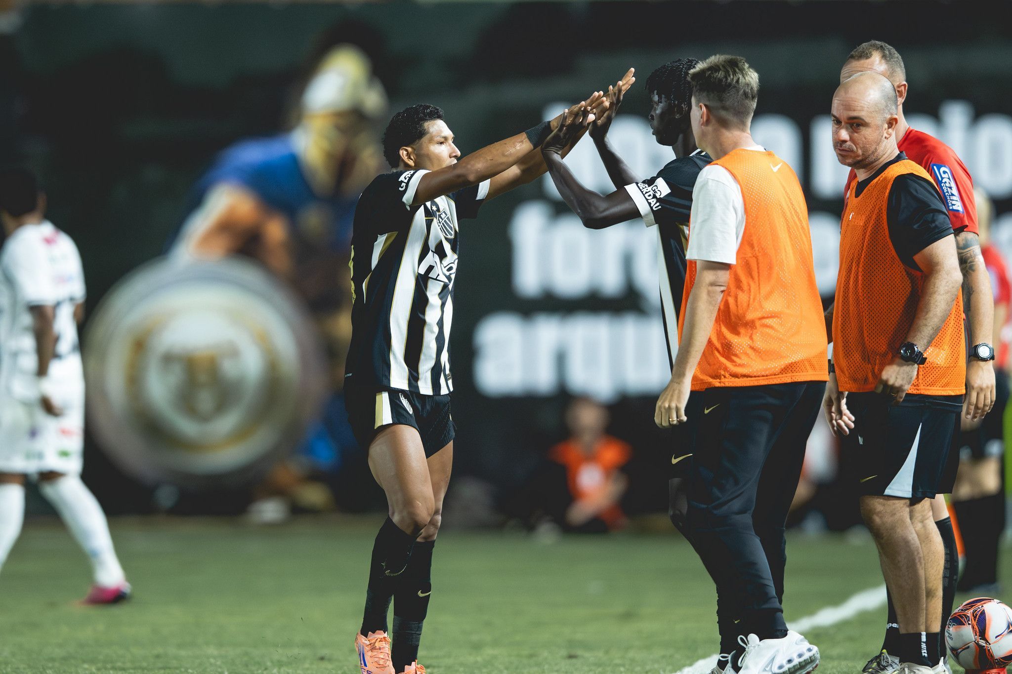 Auxiliar do Atlético analisa empate com North e defende Rony: 'Deveria receber carinho'