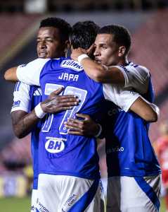 Jogadores do Cruzeiro em campo no Parque do Sabiá