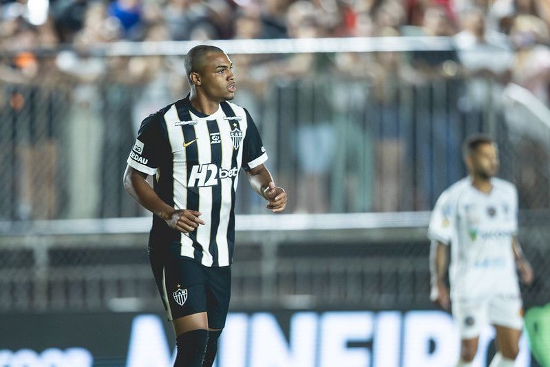 Atacante do Atlético se emociona após estreia como profissional na cidade natal