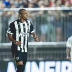 Atacante do Atlético se emociona após estreia como profissional na cidade natal