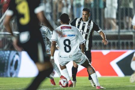 Tomás Cuello em ação pelo Atlético contra o North
