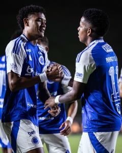 Kaique Kenji (esq) em partida pelo Cruzeiro