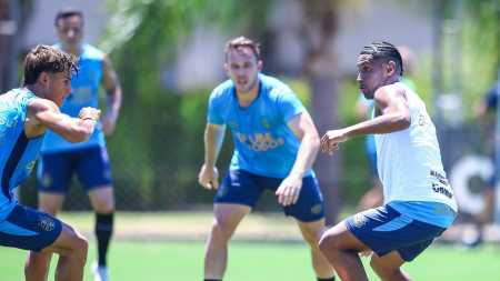 À direita, Tetê treina para estrear pelo Grêmio