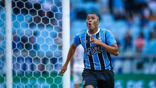 Carlos Vinícius comemora gol pelo Grêmio no Campeonato Gaúcho