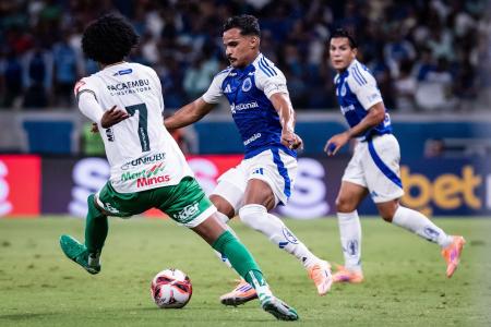 Kaiki (dir) em campo pelo Cruzeiro