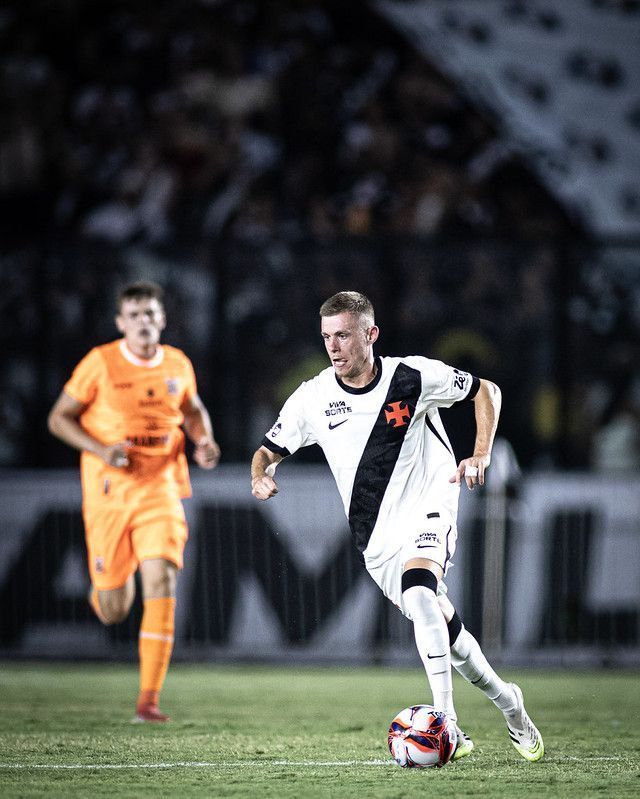 Vasco acerta saída de Maxime Dominguez para o futebol europeu; veja detalhes