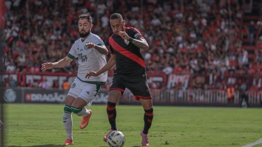Atlético-GO e Goiás em partida pelo Campeonato Goiano