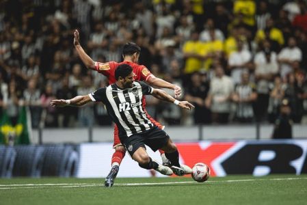 Hulk em ação pelo Atlético contra o Tombense