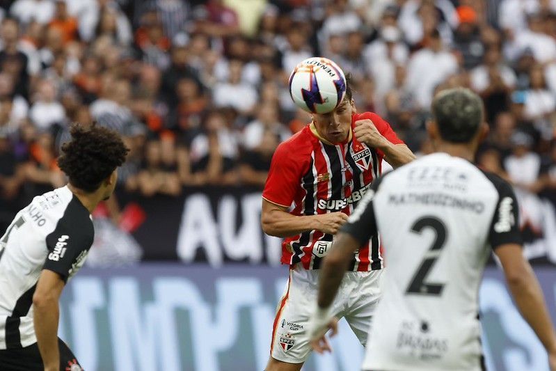 Corinthians e São Paulo empatam em clássico com final emocionante