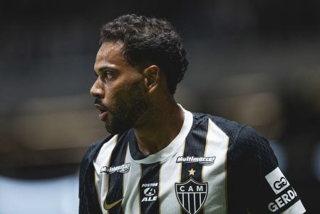 Renan Lodi em ação pelo Atlético