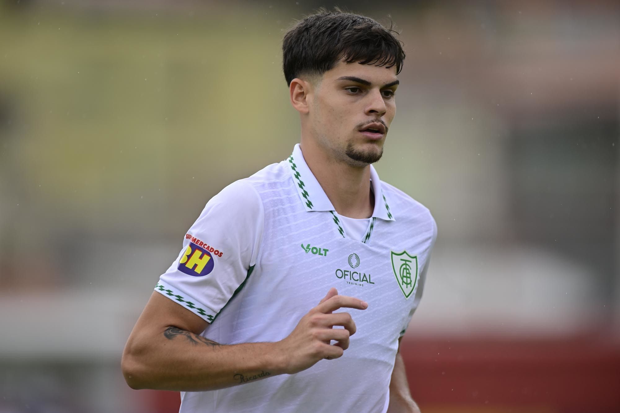 Cria do América assina pré-contrato e será reforço de clube da Série A