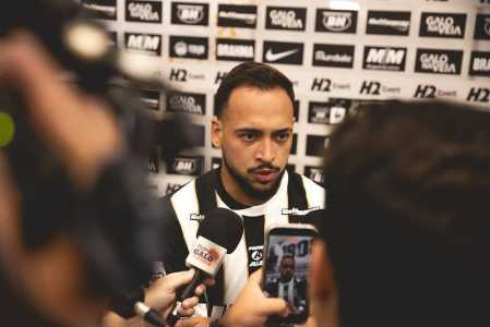 Maycon durante apresentação no Atlético