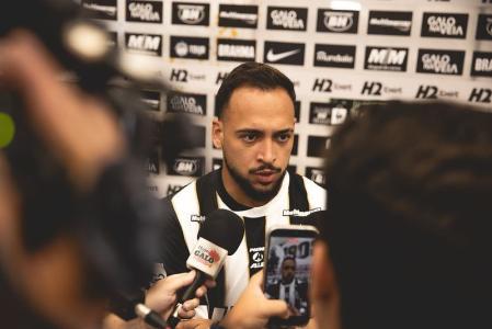 Maycon durante apresentação no Atlético