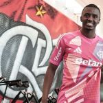 Novo goleiro do Flamengo é apresentado e faz revelação surpreendente sobre negociação