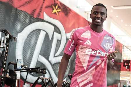 Andrew foi apresentado oficialmente como novo goleiro do Flamengo