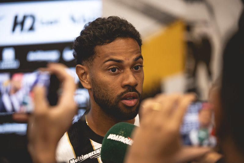 Renan Lodi responde sobre ‘pressão’ de substituir Guilherme Arana no Atlético