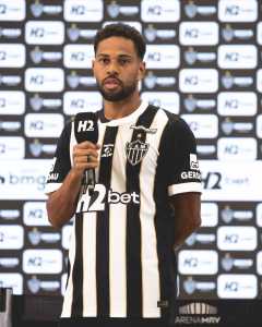 Renan Lodi durante apresenação oficial no Atlético