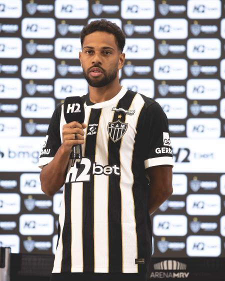 Renan Lodi durante apresenação oficial no Atlético