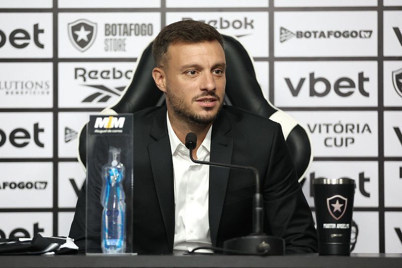 Apresentado no Botafogo, Martin Anselmi abre o jogo sobre transfer ban sofrido pelo clube