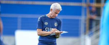 Luís Castro prepara o Grêmio para mais um jogo do Gauchão