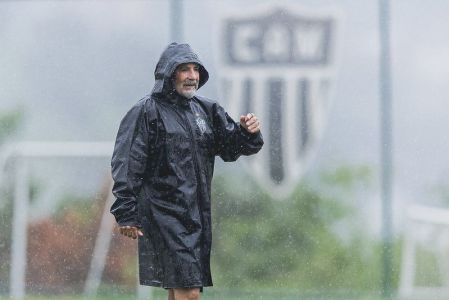 Jorge Sampaoli no comando do treino do Atlético na Cidade do Galo