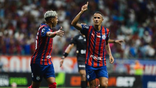Luciano Juba comemora gol do Bahia ao lado de Erick Pulga
