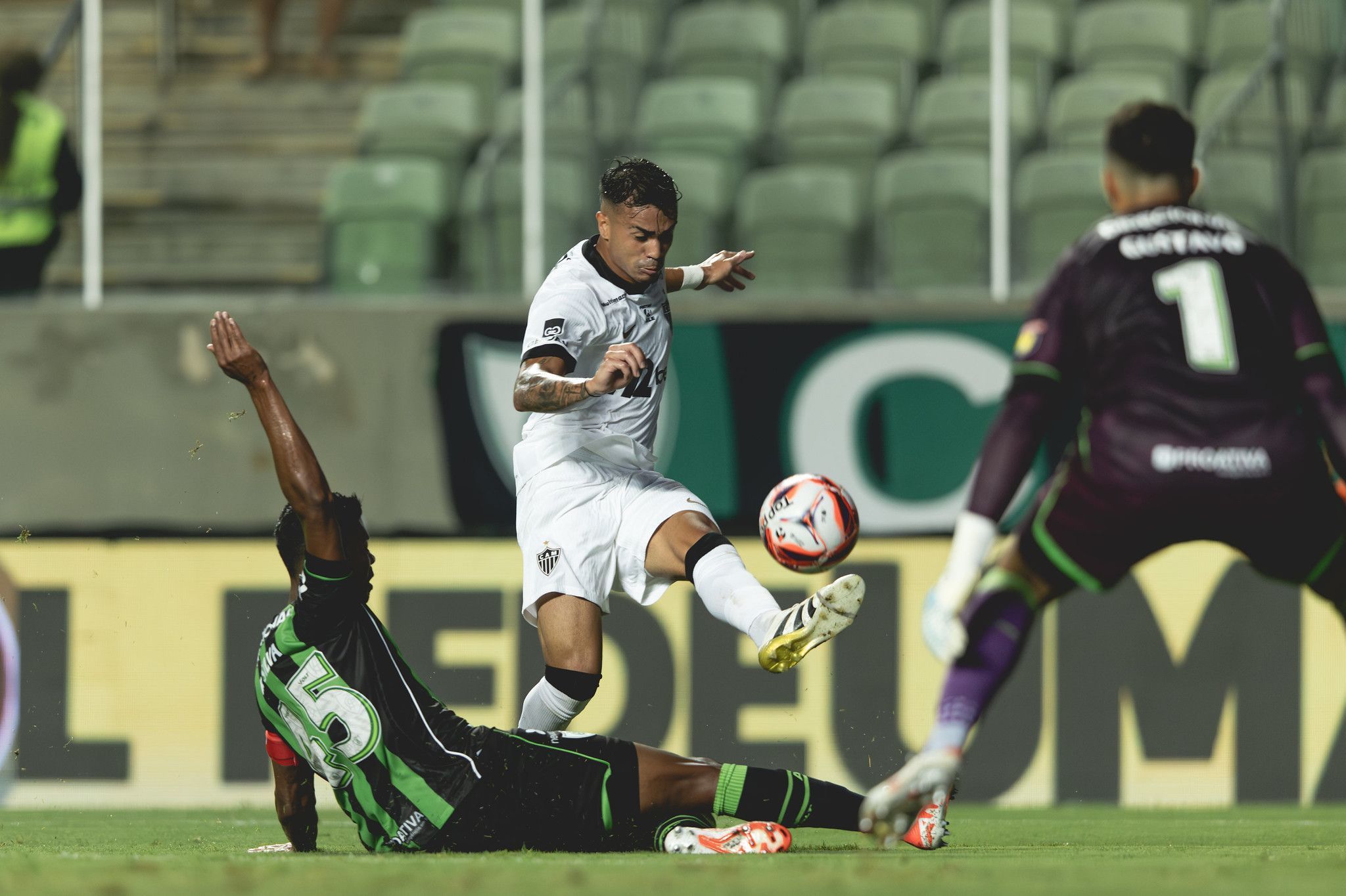 América e Atlético empatam em clássico movimentado e de confusão pelo Mineiro