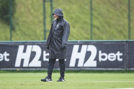 Sampaoli durante treinamento na Cidade do Galo