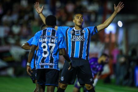 Carlos Vinicius resolveu o jogo para o Grêmio contra o Guarany de Bagé