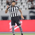 Botafogo encaminha renovação de contrato de zagueiro titular