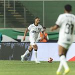 Titular do Atlético sente dores e vira preocupação para Jorge Sampaoli