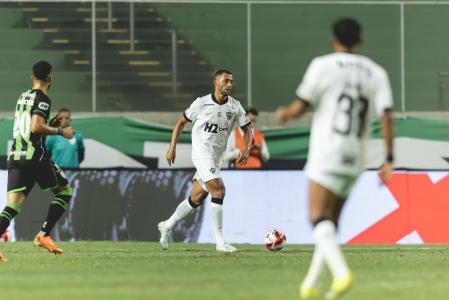 Vitor Hugo teve que deixar o gramado após sentir dores