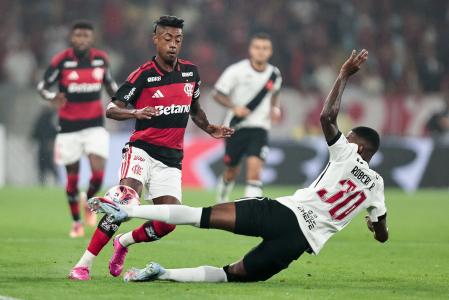 Bruno Henrique (esq), do Flamengo, em clássico no Maracanã, no Rio de Janeiro