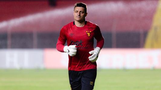 Goleiro Dênis durante aquecimento para o jogo entre Sport e Decisão