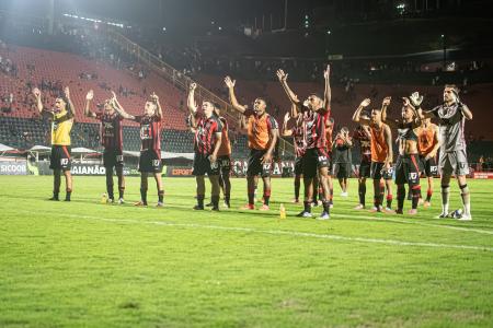 Jogadores do Vitória no Barradão, em Salvador