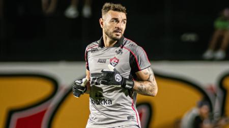 Goleiro Gabriel em campo pelo Vitória durante jogo do Campeonato Baiano