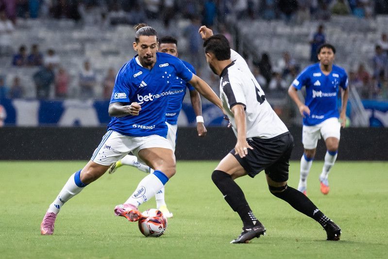 Democrata-GV derruba tabu de mais de 30 anos ao vencer o Cruzeiro no Mineirão